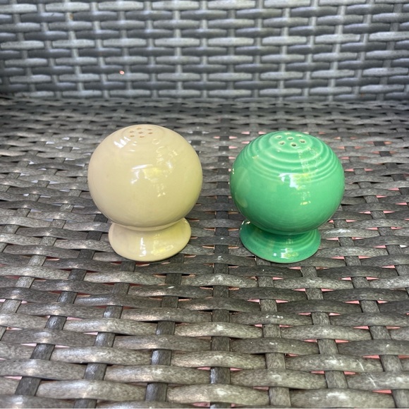 Fiesta Green & Cream Colored Round Ball Salt & Pepper Shakers Set Fiestaware - Picture 1 of 3